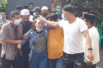 Mpok Alpa Terkulai Lemas Lihat Jenazah Ayahnya usai Tiba di Rumah Duka