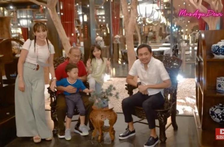 Momen ultah mewah ayah Ayu Dewi. (Youtube/MrsAyuDewi)