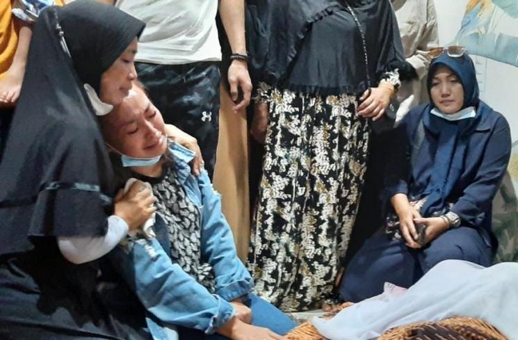 Mpok Alpa terkulai lemas tiba di rumah duka. (Matamata.com/Yuliani)