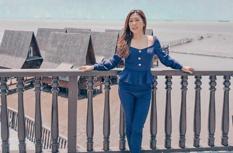Potret Cantik Julie Tan Ibu Larissa Chou (Instagram/@julietanherisman)