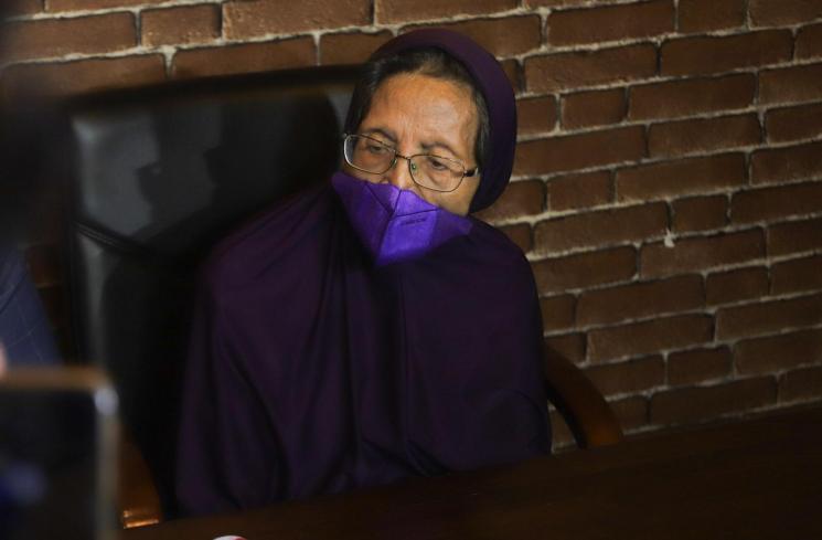 Ibunda dari Fajar Umbara, Nani Umbara saat menggelar konferensi pers terkait perkembangan kasus hukum anaknya di Kebayoran Baru, Jakarta Selatan, Kamis (3/6/2021). [MataMata.com/Alfian Winanto]
