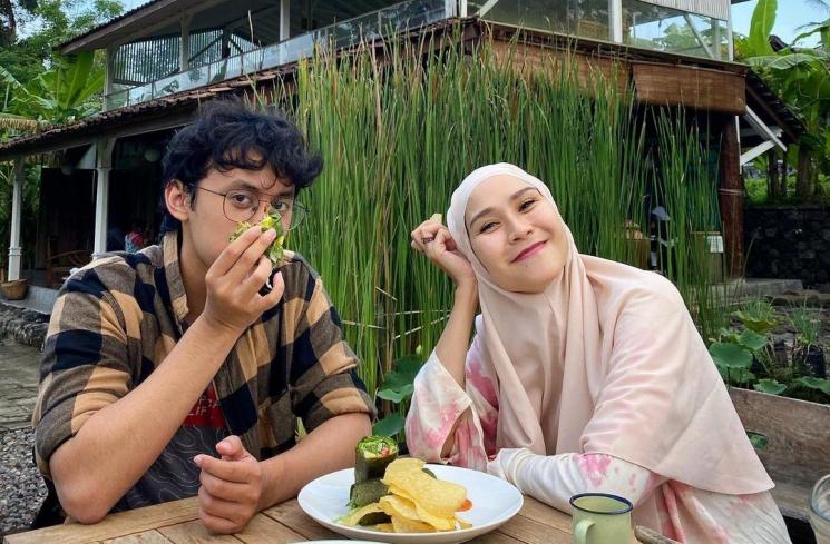 Potret Kedekatan Artis dan Anak Sambung. (Instagram/@zaskiadyamecca)
