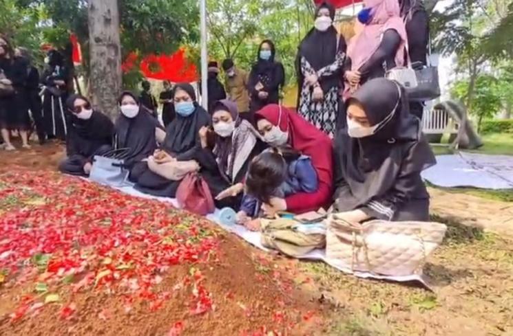 Ria Ricis bersama kakaknya, Oki Setiana Dewi dan keluarga berkunjung ke makam ayah. (Matamata.com/Herwanto)