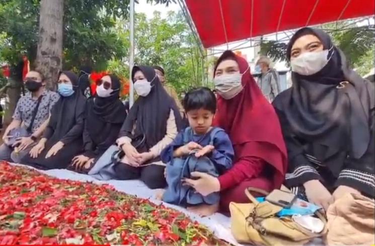 Ria Ricis bersama kakaknya, Oki Setiana Dewi dan keluarga berkunjung ke makam ayah. (Matamata.com/Herwanto)