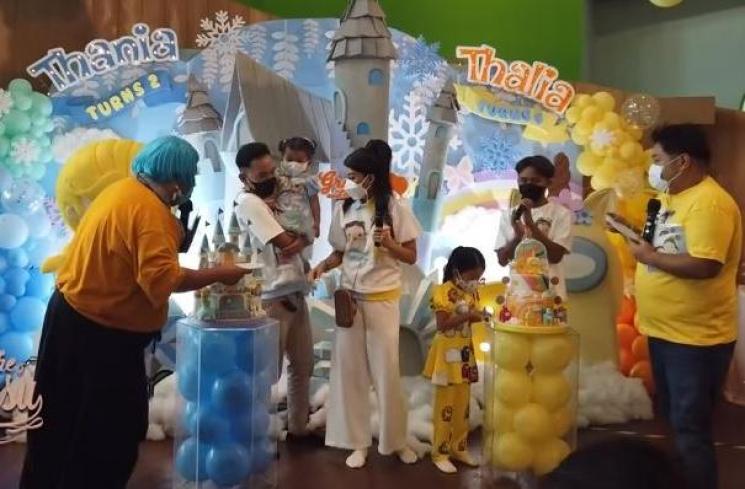 Momen ultah Thania dan Thalia Putri Onsu. (Youtube/TheOnsuFamily)