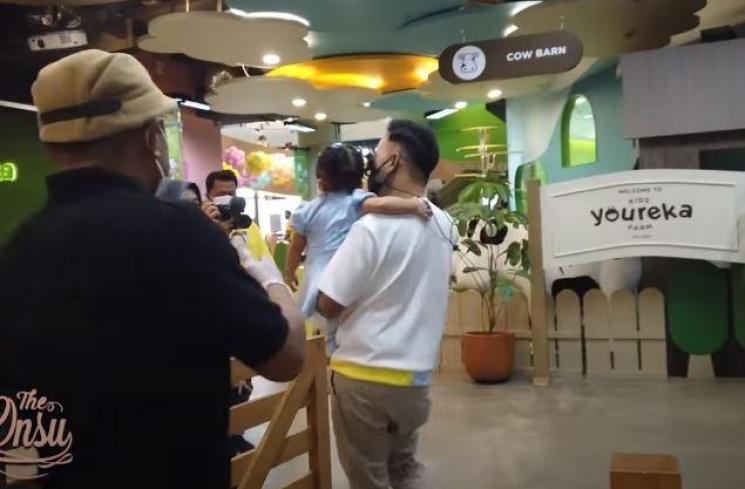 Momen ultah Thania dan Thalia Putri Onsu. (Youtube/TheOnsuFamily)