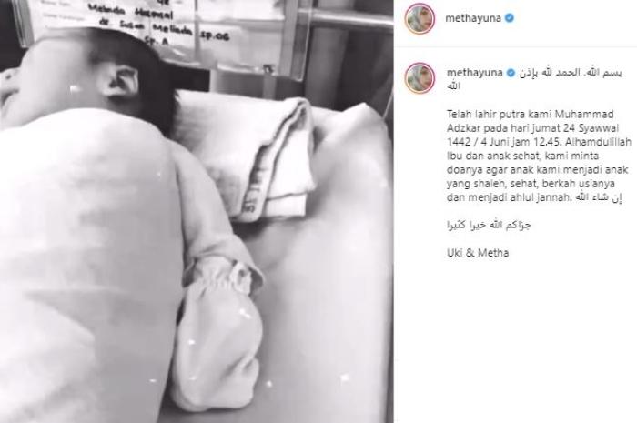 Istri Uki eks NOAH melahirkan anak ketiga. (Instagram/@methayuna)