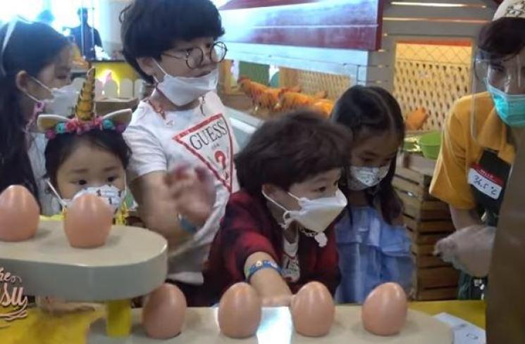 Momen ultah Thania dan Thalia Putri Onsu. (Youtube/TheOnsuFamily)