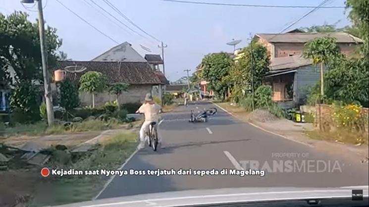 Nia Ramadhani jatuh dari sepeda. (YouTube/TRANS TV Official)