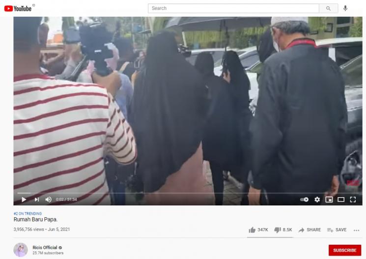 Ria Ricis dikiritik karena membuat konten YouTube saat ayahnya meninggal dunia. (YouTube/Ricis Official)