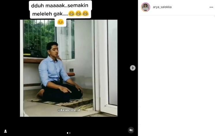 Arya Saloka salat curi perhatian. (Instagram/@arya_salokka)
