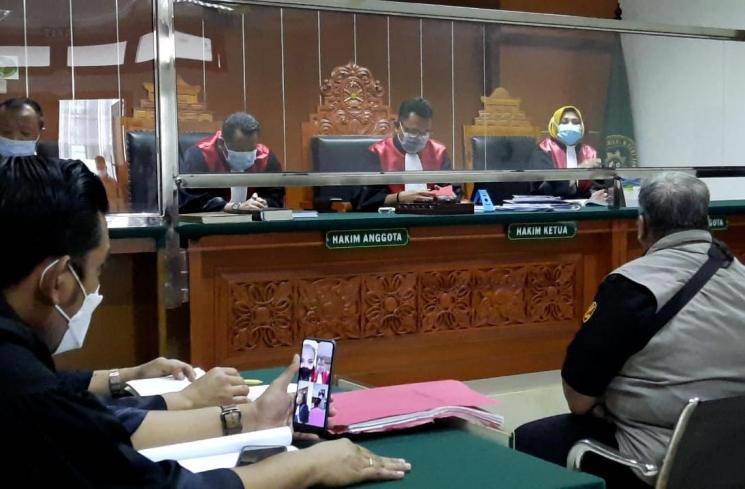Salah satu saksi yang dihadirkan jaksa dalam sidang kasus narkoba istri Ajun Perwira, Jennifer Jill Supit di Pengadilan Negeri Jakarta Barat, Rabu (9/6/2-2021). (Matamata.com/Evi Ariska)