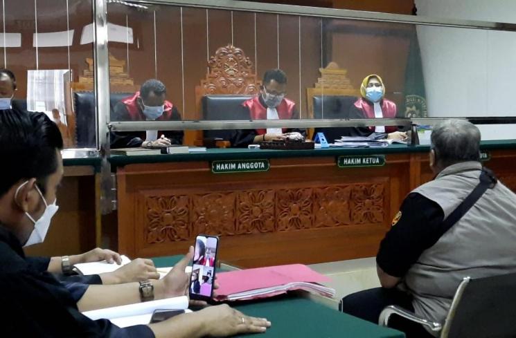 Salah satu saksi yang dihadirkan jaksa dalam sidang kasus narkoba istri Ajun Perwira, Jennifer Jill Supit di Pengadilan Negeri Jakarta Barat, Rabu (9/6/2-2021). (Matamata.com/Evi Ariska)