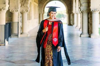 Tak Sembarangan, 4 Makna Batik yang Dikenakan Maudy Ayunda dan Keluarga saat Wisuda S2