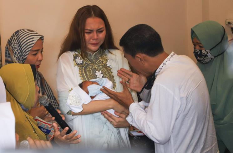 Ratu Rizky Nabila melaksanakan akikah putranya, Jewanio Rizky Abbaz. [MataMata.com/Alfian Winanto]