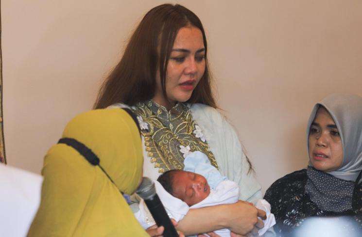 Ratu Rizky Nabila melaksanakan akikah putranya, Jewanio Rizky Abbaz. [MataMata.com/Alfian Winanto]