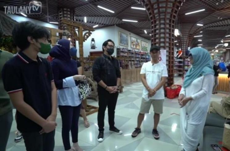 Istri Andre Taulany (hijab biru dongker). (YouTube)