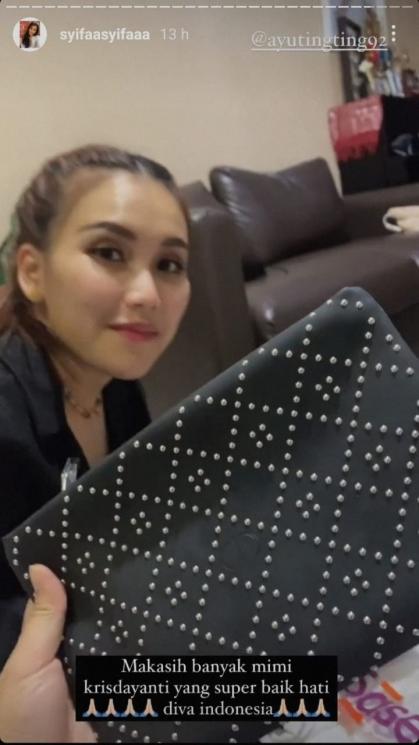 Adik Ayu Ting Ting dapat kado dari KD (Instagram/@syifaasyifaaa)
