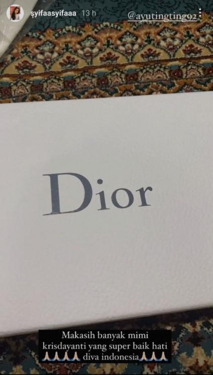 Adik Ayu Ting Ting dapat kado dari KD (Instagram/@syifaasyifaaa)