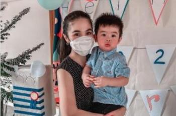 Temani Raphael Moeis Wisuda, Potret Anak Bungsu Sandra Dewi Curi Perhatian