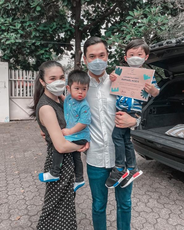 Sandra Dewi dan keluarga. (Instagram/@sandradewi88)