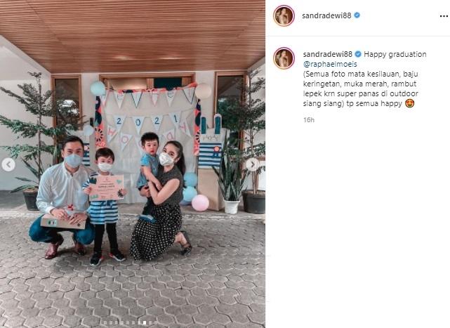 Sandra Dewi dan keluarga. (Instagram/@sandradewi88)