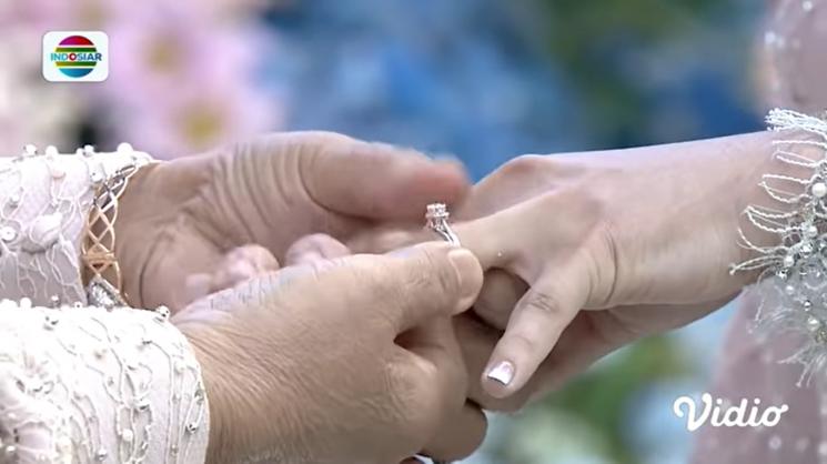 Cincin tunangan Lesti Kejora dan Rizky Billar. (YouTube/Indosiar)