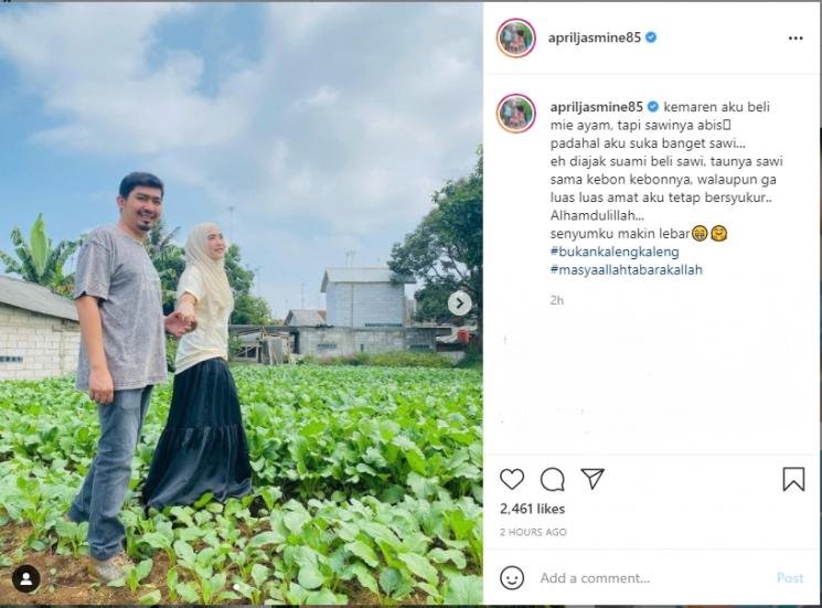 Ustaz Solmed dan April Jasmine berfoto di kebun sawi. (Instagram/apriljasmine85)