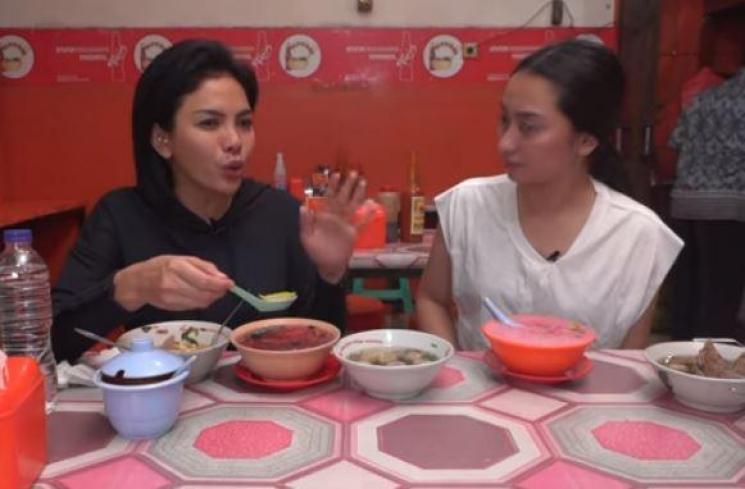 Nikita Mirzani tertantang PDKT ke suami Nindy Ayunda. (Youtube/LangitEntertainment)