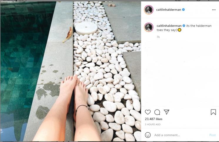 Caitlin Halderman pamer potret kaki, bekasan knalpot dicari-cari. (Instagram/caitlinhalderman)