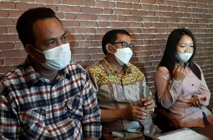 Mantan asisten Nindy Ayunda dan Askara Parasady didampingi kuasa hukum. Kiri ke kanan, Leman, Fahmi Bachmid, Lia. (MataMata.com/Yuliani)