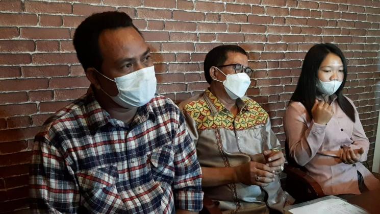 Mantan asisten Nindy Ayunda dan Askara Parasady didampingi kuasa hukum. Kiri ke kanan, Leman, Fahmi Bachmid, Lia. (MataMata.com/Yuliani)