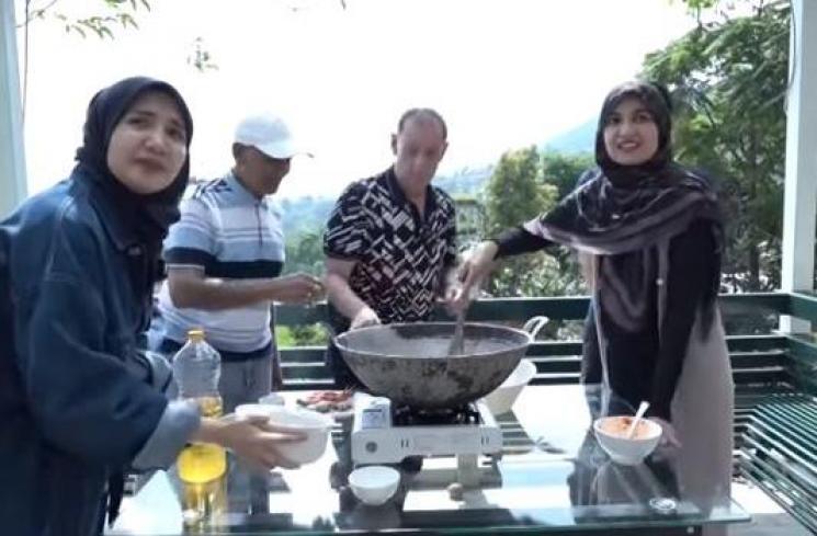 Zaskia dan Shireen Sungkar. (Youtube)