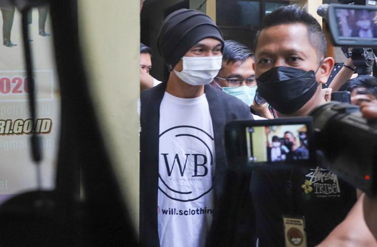 Penyanyi Erdian Aji Prihartanto alias Anji usai melakukan pemeriksaan dari ruang kesehatan setelah ditangkap karena kasus narkoba di Polres Metro Jakarta Barat, Senin (14/6/2021). [Matamata.com/Alfian Winanto]
