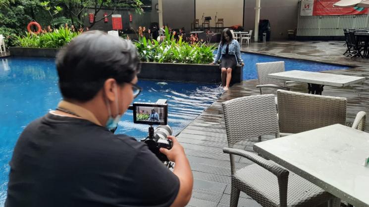 Aurelya Ratamchia Dewanda saat menjalani syuting video klip perdananya di Swiss-Belhotel Pondok Indah [MataMata.com/Ismail]