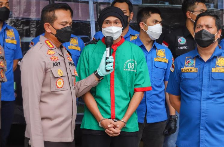 Erdian Aji Prihartanto atau Anji memberikan pernyataan dihadapan awak media saat rilis kasus narkoba yang menjeratnya di Polres Metro Jakarta Barat, Rabu (16/6/2021). [MataMata.com/Alfian Winanto]