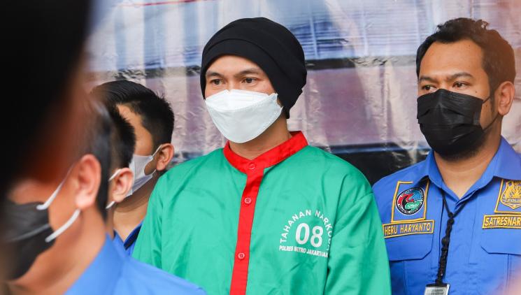 Erdian Aji Prihartanto atau Anji memberikan pernyataan dihadapan awak media saat rilis kasus narkoba yang menjeratnya di Polres Metro Jakarta Barat, Rabu (16/6/2021). [MataMata.com/Alfian Winanto]