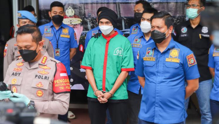 Erdian Aji Prihartanto atau Anji memberikan pernyataan dihadapan awak media saat rilis kasus narkoba yang menjeratnya di Polres Metro Jakarta Barat, Rabu (16/6/2021). [MataMata.com/Alfian Winanto]
