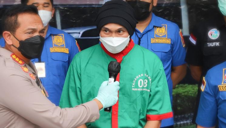 Erdian Aji Prihartanto atau Anji memberikan pernyataan dihadapan awak media saat rilis kasus narkoba yang menjeratnya di Polres Metro Jakarta Barat, Rabu (16/6/2021). [MataMata.com/Alfian Winanto]