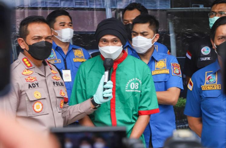 Erdian Aji Prihartanto atau Anji memberikan pernyataan dihadapan awak media saat rilis kasus narkoba yang menjeratnya di Polres Metro Jakarta Barat, Rabu (16/6/2021). [MataMata.com/Alfian Winanto]