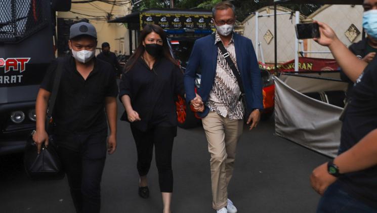 Wina Natalia Istri Penyanyi Erdian Aji Prihartanto atau Anji usai menjenguk suaminya yang terjerat kasus narkoba di Polres Metro Jakarta Barat, Rabu (16/6/2021). [MataMata.com/Alfian Winanto]