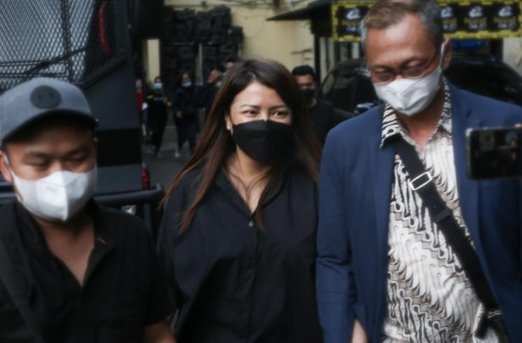Wina Natalia Istri Penyanyi Erdian Aji Prihartanto atau Anji usai menjenguk suaminya yang terjerat kasus narkoba di Polres Metro Jakarta Barat, Rabu (16/6/2021). [MataMata.com/Alfian Winanto]