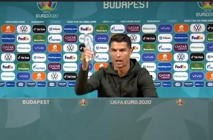 Christiano Ronaldo lebih memilih air putih (YouTube/The Sun)