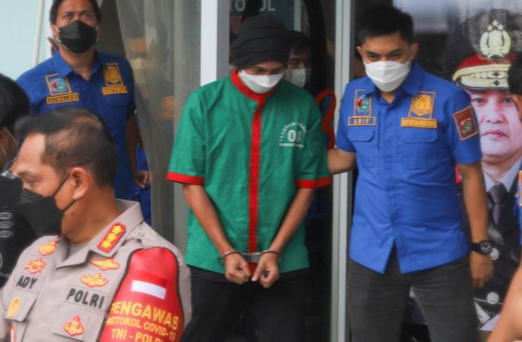 Erdian Aji Prihartanto atau Anji memberikan pernyataan dihadapan awak media saat rilis kasus narkoba yang menjeratnya di Polres Metro Jakarta Barat, Rabu (16/6/2021). [MataMata.com/Alfian Winanto]