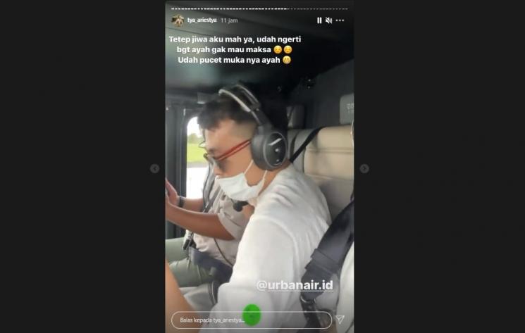 Suami Tya Ariestya takut naik helikopter (Instagram)