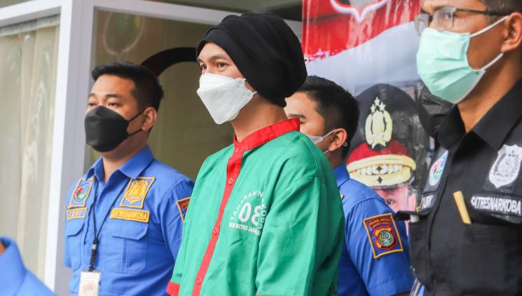 Erdian Aji Prihartanto atau Anji memberikan pernyataan dihadapan awak media saat rilis kasus narkoba yang menjeratnya di Polres Metro Jakarta Barat, Rabu (16/6/2021). [MataMata.com/Alfian Winanto]
