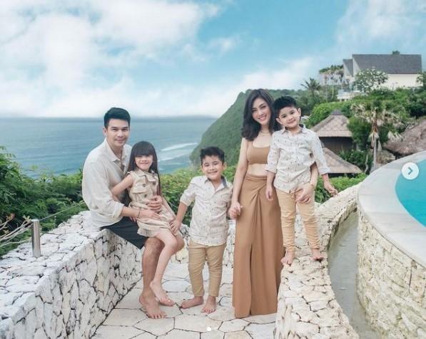 Keluarga Frizzy berlibur ke Bali (Instagram)