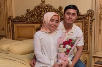 Muzdalifah Pamer Potret Keluarga di Hari Ultah, Netizen Salfok ke Sofa