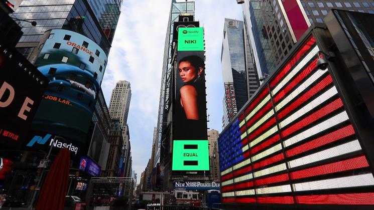 Niki Zefanya alias NIKI Nongol di videotron Times Square New York. (Twitter/nikizefanya)
