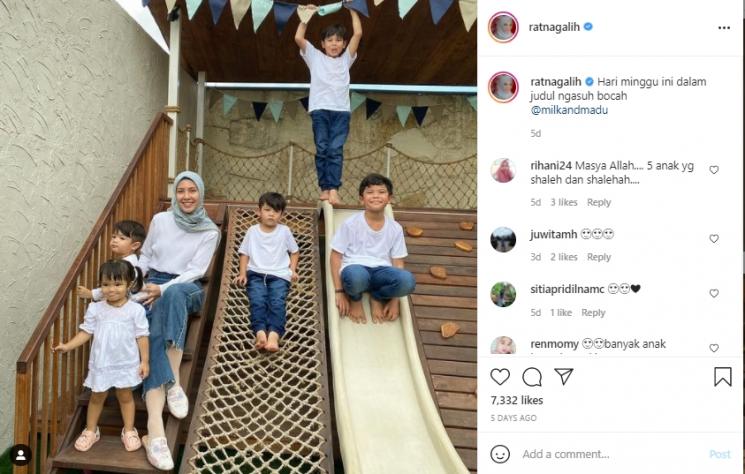Ratna Galih dan kelima anaknya (Instagram.com)